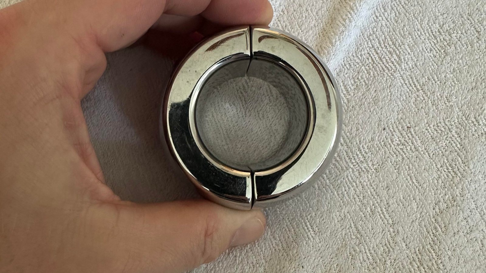 The Mysterious Metal Ring Found in the Laundry: What Is It? vtsm4ljmlvrh1