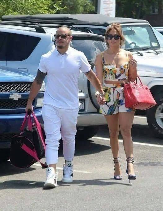 😮 Jennifer Lopez, 54, Is Showing Off Her New Boyfriend… and You Might Recognize Him! 839766751_1098791102743266_6697684721966358402_n